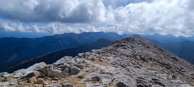 grimpant la cime Vihren et la cime Kutelo